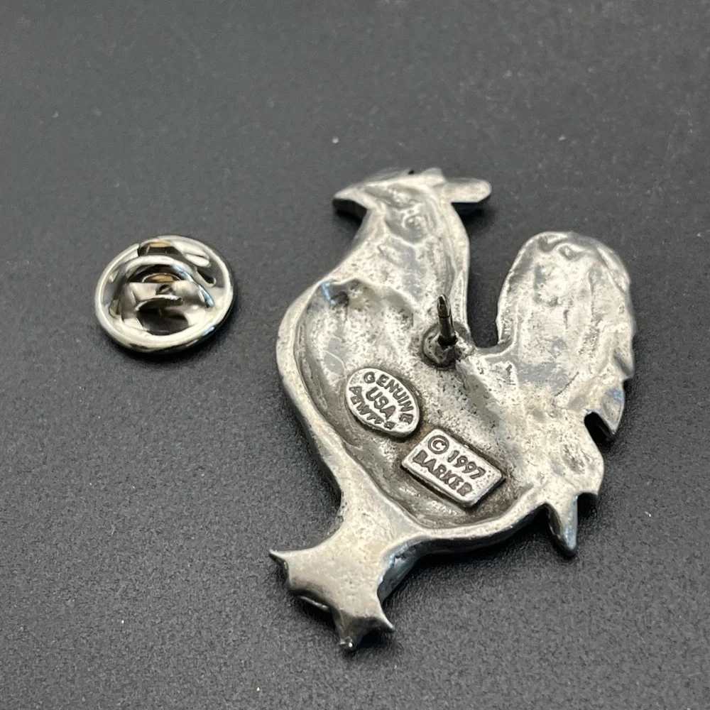 Vintage 1997 Barker Genuine Pewter USA Rooster‎ Silver Tone Lapel Hat Pin